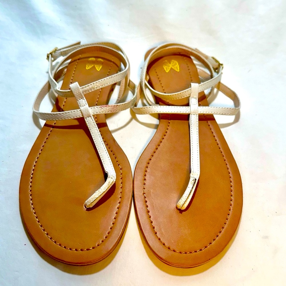 Victoria’s Secret Flat White strappy sandals - sz 10